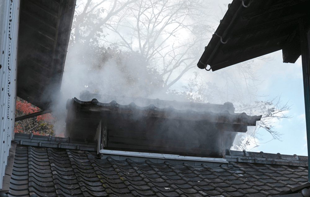 写真：屋根から煙が出ている